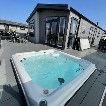 Indulgence Lakeside Lodge I3 With Hot Tub, Private Fishing Peg Situated At Tattershall Lakes Country Park מראה חיצוני תמונה