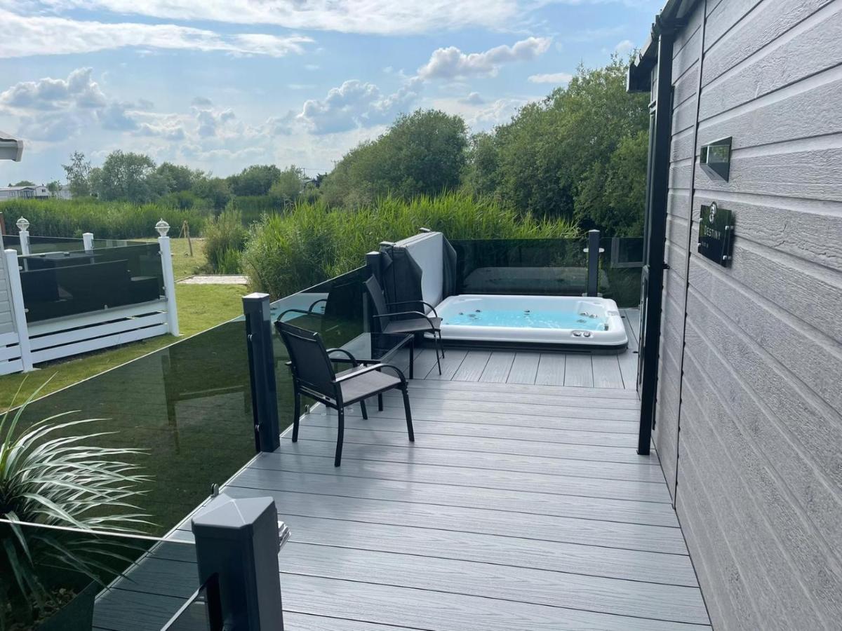 Indulgence Lakeside Lodge I3 With Hot Tub, Private Fishing Peg Situated At Tattershall Lakes Country Park מראה חיצוני תמונה