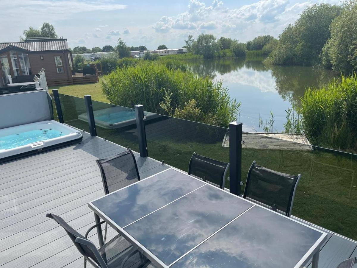 Indulgence Lakeside Lodge I3 With Hot Tub, Private Fishing Peg Situated At Tattershall Lakes Country Park מראה חיצוני תמונה