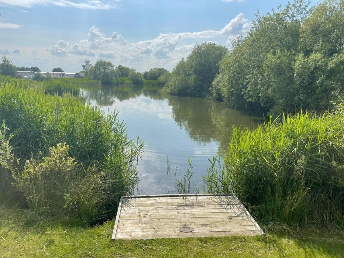 Indulgence Lakeside Lodge I3 With Hot Tub, Private Fishing Peg Situated At Tattershall Lakes Country Park מראה חיצוני תמונה