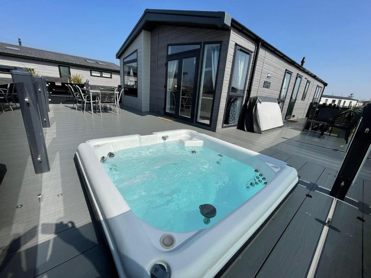 Indulgence Lakeside Lodge I3 With Hot Tub, Private Fishing Peg Situated At Tattershall Lakes Country Park מראה חיצוני תמונה