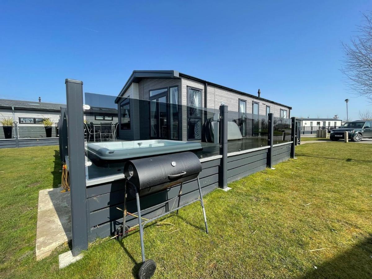 Indulgence Lakeside Lodge I3 With Hot Tub, Private Fishing Peg Situated At Tattershall Lakes Country Park מראה חיצוני תמונה