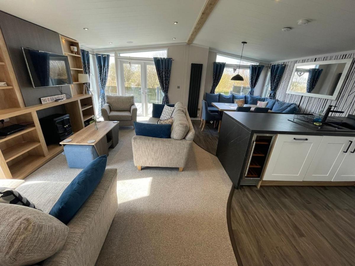 Indulgence Lakeside Lodge I3 With Hot Tub, Private Fishing Peg Situated At Tattershall Lakes Country Park מראה חיצוני תמונה
