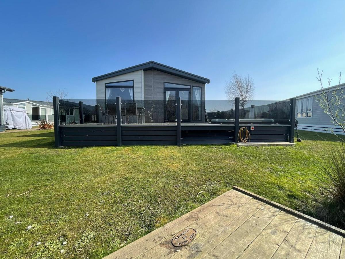 Indulgence Lakeside Lodge I3 With Hot Tub, Private Fishing Peg Situated At Tattershall Lakes Country Park מראה חיצוני תמונה