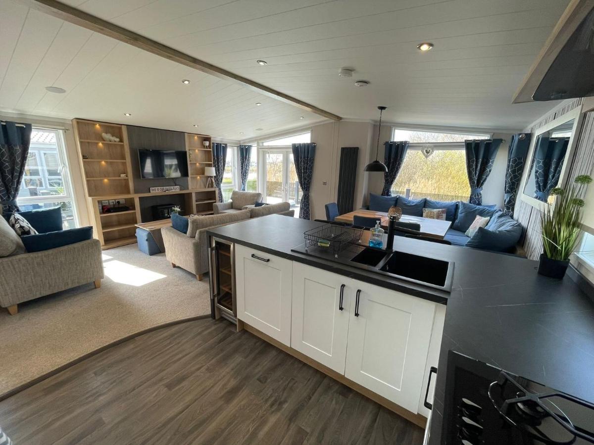 Indulgence Lakeside Lodge I3 With Hot Tub, Private Fishing Peg Situated At Tattershall Lakes Country Park מראה חיצוני תמונה