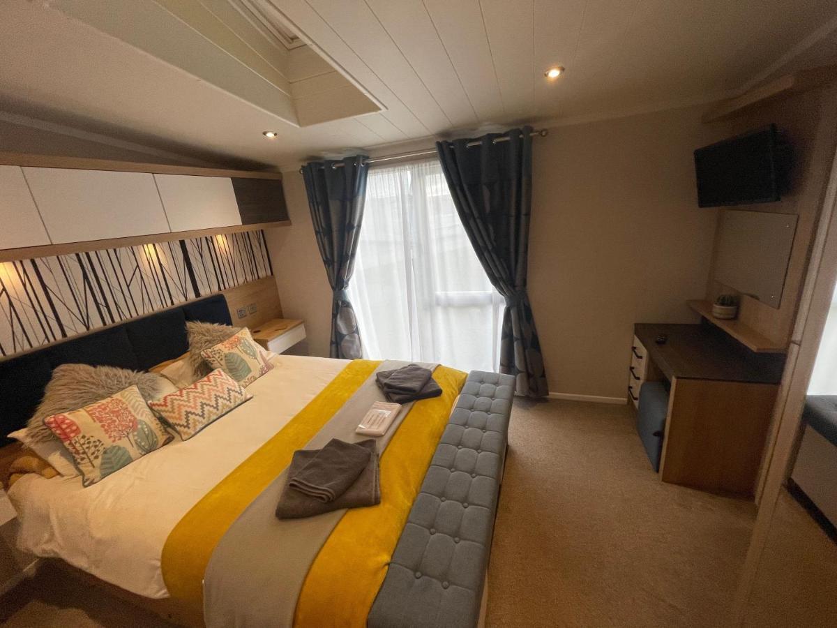 Indulgence Lakeside Lodge I3 With Hot Tub, Private Fishing Peg Situated At Tattershall Lakes Country Park מראה חיצוני תמונה