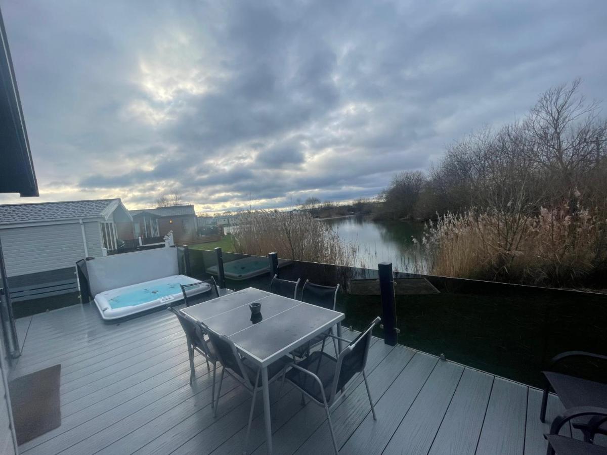 Indulgence Lakeside Lodge I3 With Hot Tub, Private Fishing Peg Situated At Tattershall Lakes Country Park מראה חיצוני תמונה